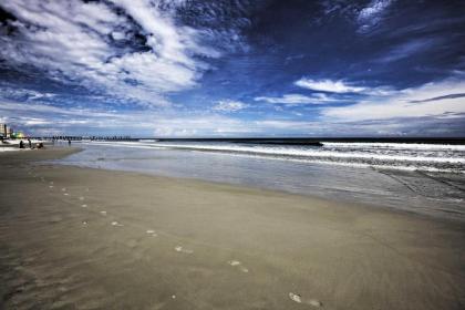 Pet-Friendly Daytona Beach Home Walk to the Ocean - image 2