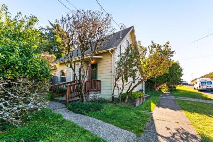 Dunrovin Vintage Beach Cottage   1 Bed 1 Bath Vacation home in Port Orford Oregon