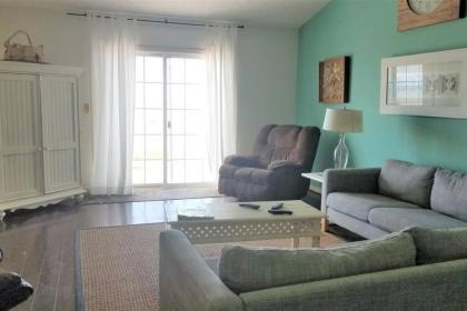 This 3 bedroom 2 Bath home sleeps 6 has everything you need for your vacation! - image 4