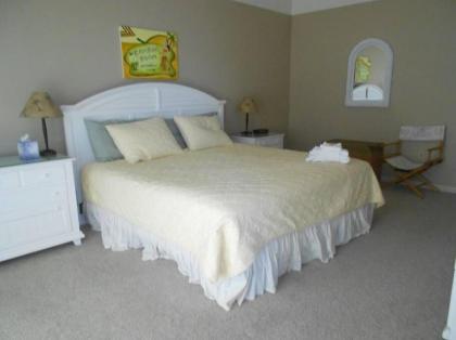 This 3 bedroom 2 Bath home sleeps 6 has everything you need for your vacation! - image 5