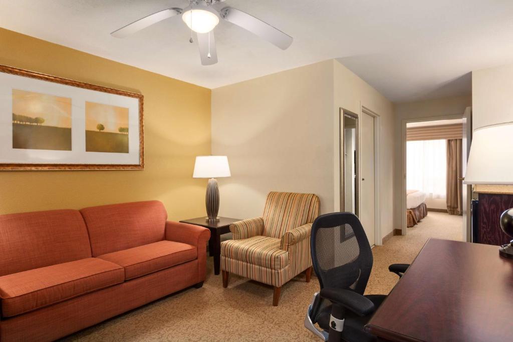 Country Inn & Suites by Radisson Savannah I-95 North - image 3