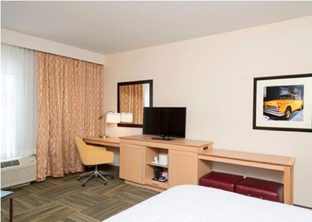 Hampton Inn Kalamazoo - image 3