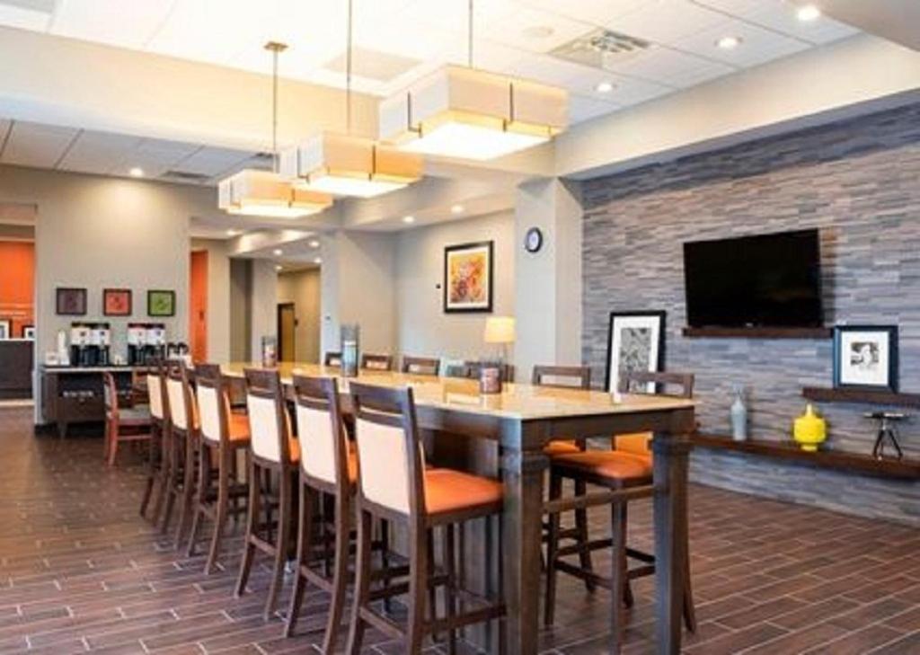 Hampton Inn Kalamazoo - image 6