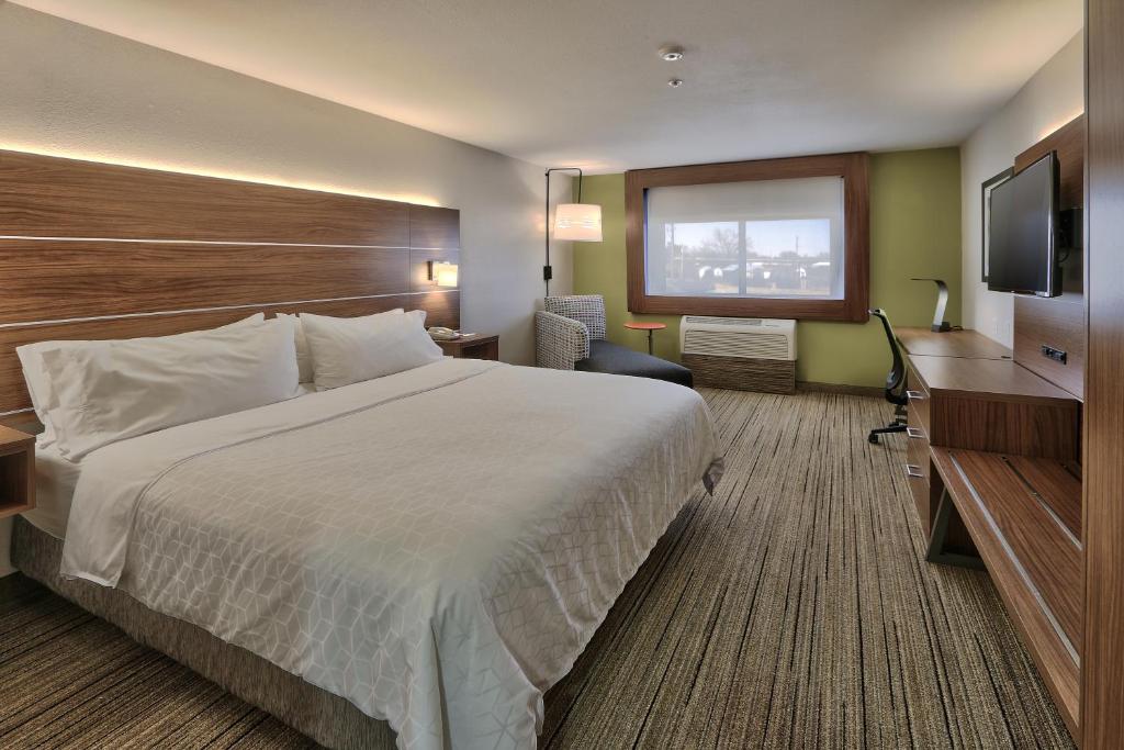 Holiday Inn Express & Suites Portales an IHG Hotel - image 3