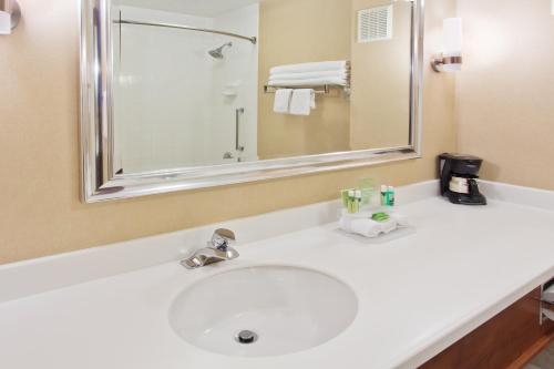 Holiday Inn Express Hotel & Suites Portland-Northwest Downtown an IHG Hotel - image 3