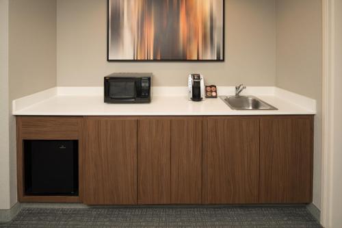 Courtyard by Marriott Portland North - image 3