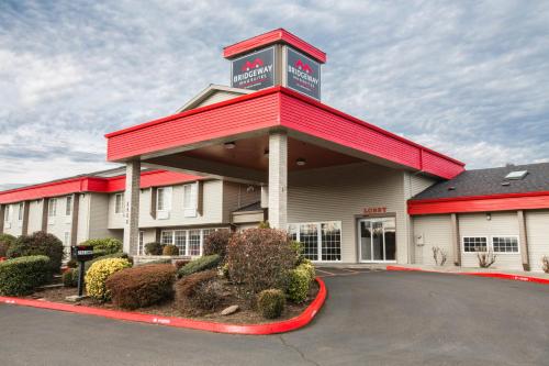 Bridgeway Inn & Suites - Portland Airport - image 2