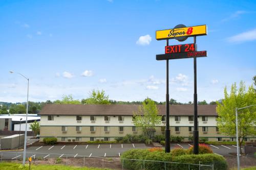 Super 8 by Wyndham Portland Airport - image 2