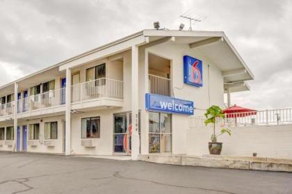 Motel 6-Portland OR - Central - image 1