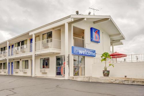 Motel 6-Portland OR - Central - main image