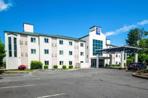 Motel 6-Portland OR - North - main image