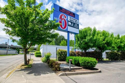 Motel 6-Portland OR - North - image 2