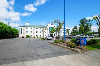 Motel 6-Portland OR - North - image 3