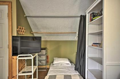 Cozy Studio with Deck - 9 Mi to Dtwn Portland! - image 14