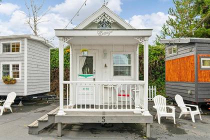 Tiny Digs Cottage House - image 18