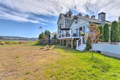 Coastal Portsmouth Home with Bay Access Near Newport - image 3