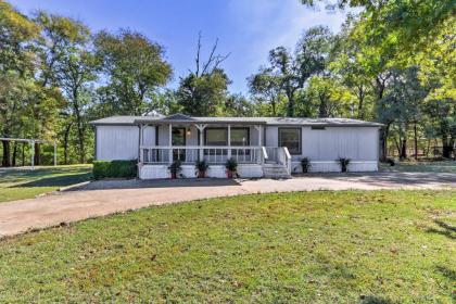 Charming Home with Deck and Yard - 1 Mi to Lake Texoma! - image 12