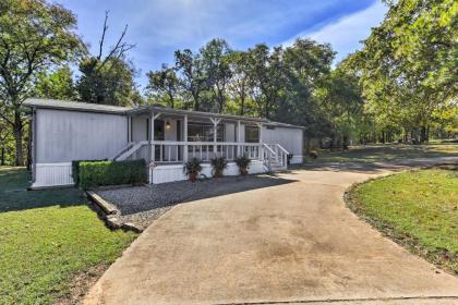 Charming Home with Deck and Yard - 1 Mi to Lake Texoma! - image 3