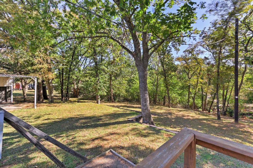 Charming Home with Deck and Yard - 1 Mi to Lake Texoma! - image 6