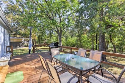 Charming Home with Deck and Yard - 1 Mi to Lake Texoma! - image 8