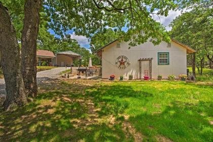 Lake Texoma Cabin - 1 Mi to Park and Boat Ramp - image 4