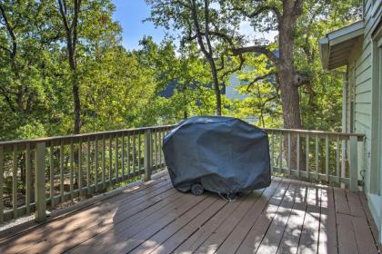 Pottsboro Cabin with Deck - 1 Mile to Lake Texoma! - image 12