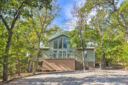 Pottsboro Cabin with Deck - 1 Mile to Lake Texoma! - image 5