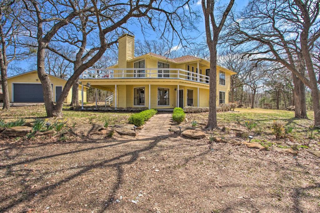 Spacious Texas Getaway Half Mi to Lake Texoma - main image