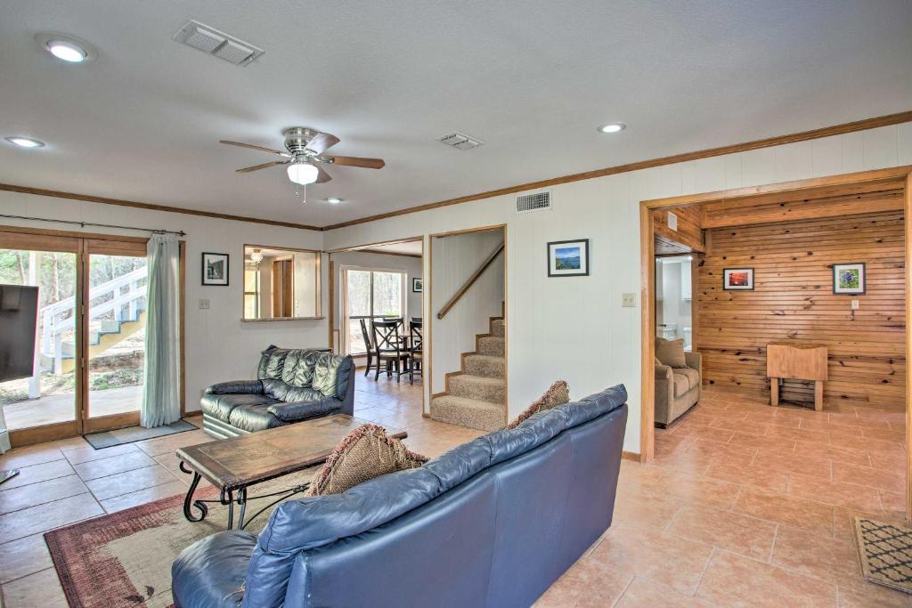 Spacious Texas Getaway Half Mi to Lake Texoma - image 3