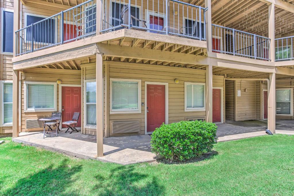 Relaxing Condo with Patio Walk to Lake Texoma! - image 3