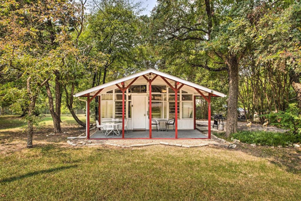 Chic Cabin with Grill Less Than 1 Mile To Lake Texoma - main image