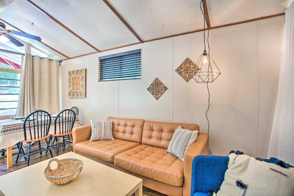 Chic Cabin with Grill Less Than 1 Mile To Lake Texoma - image 6