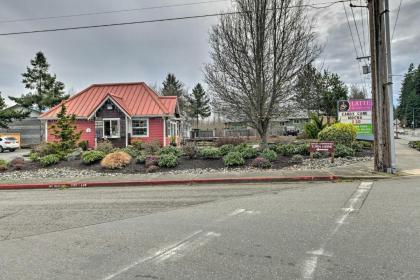 Cute Cottage with Deck Walk 115 Ft to Brewery and Cafe - image 4