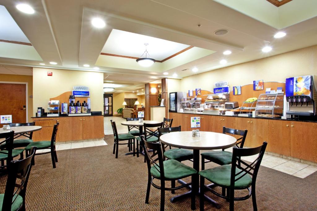 Holiday Inn Express Hotel & Suites Claypool Hill -Richlands Area an IHG Hotel - image 3