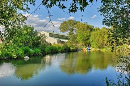 Yellowstone River Lodge with Kayaks Mtn Views! - image 1