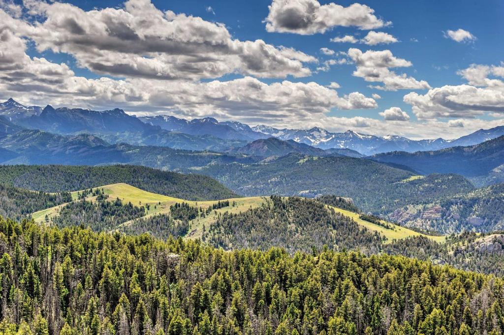 Yellowstone River Lodge with Kayaks Mtn Views! - image 3