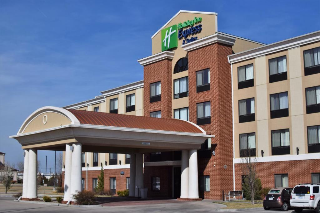 Holiday Inn Express Pratt - main image