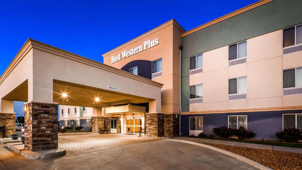 Best Western Plus Pratt - main image