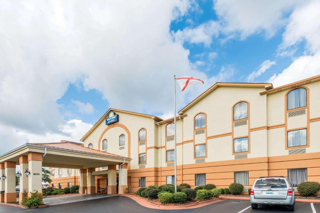 Days Inn & Suites by Wyndham Prattville-Montgomery - main image