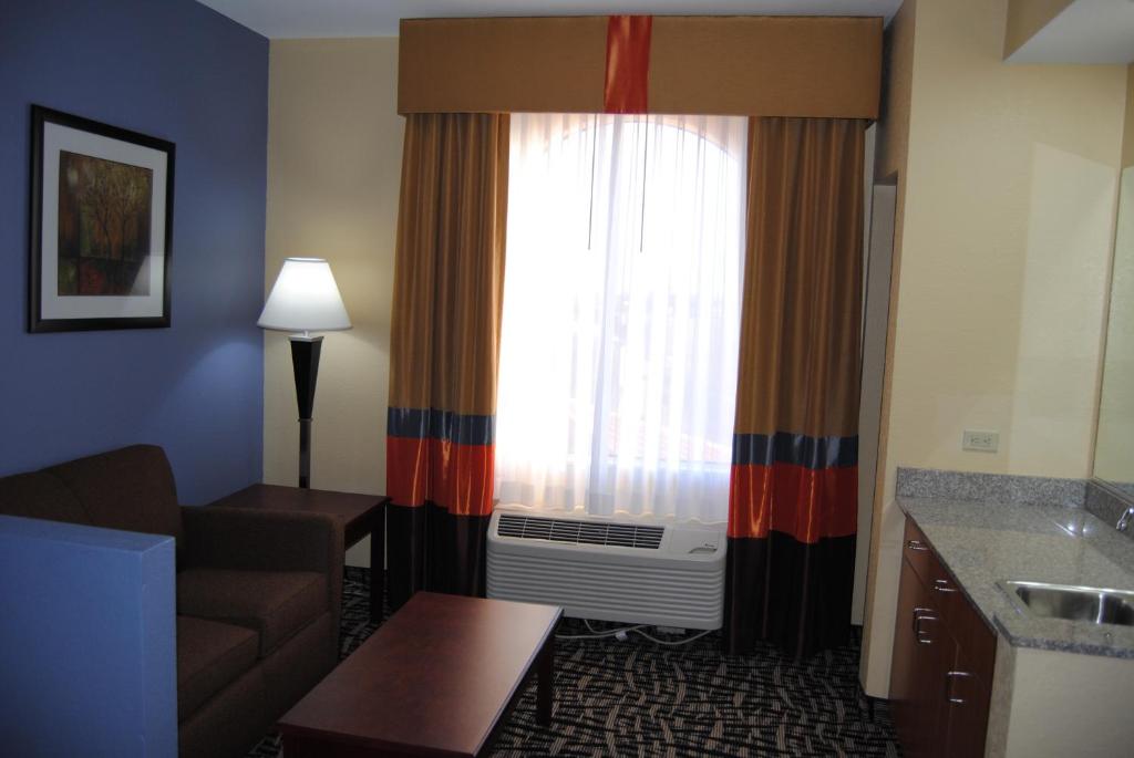 Days Inn & Suites by Wyndham Prattville-Montgomery - image 2