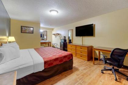 Econo Lodge Pryor - image 10