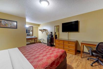 Econo Lodge Pryor - image 12