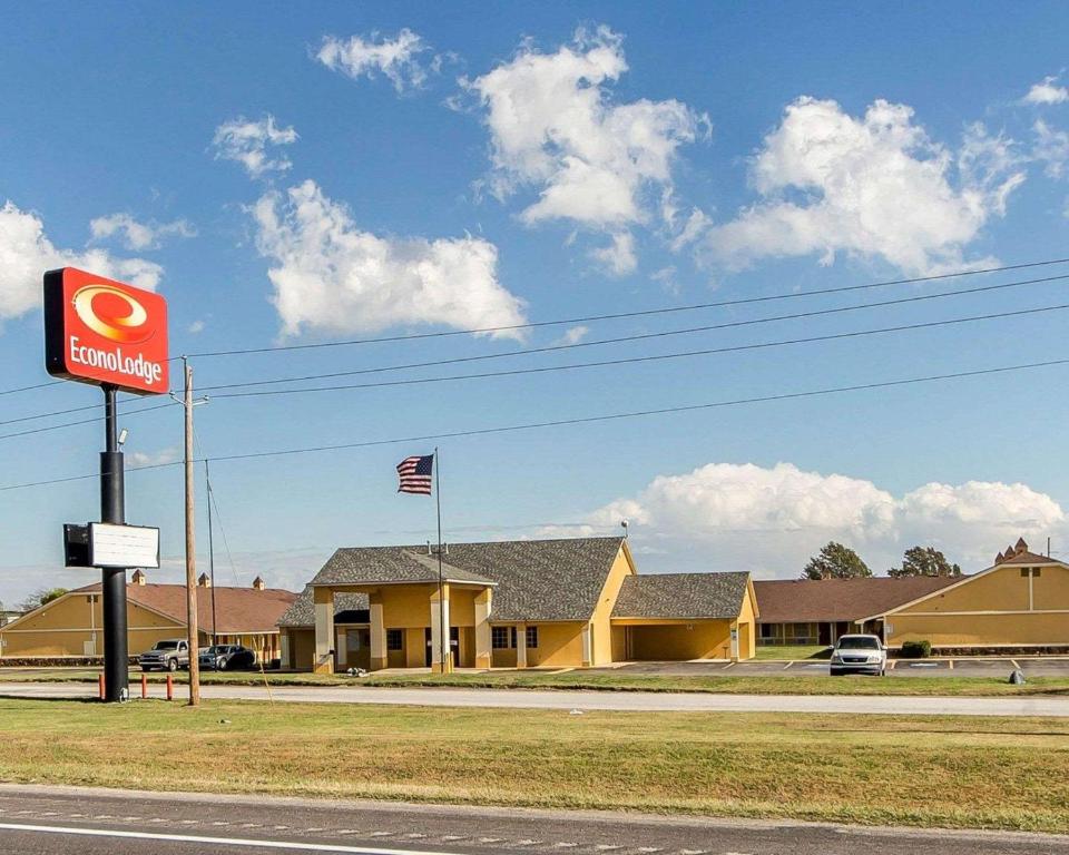 Econo Lodge Pryor - image 2