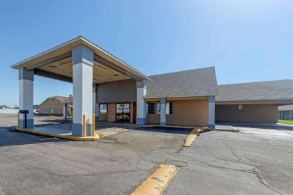 Econo Lodge Pryor - image 4