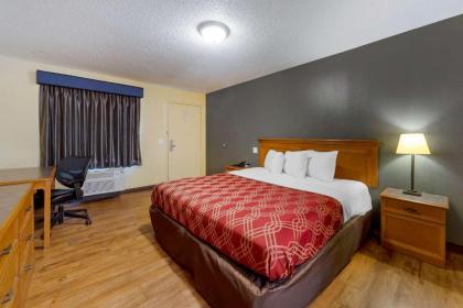 Econo Lodge Pryor - image 9