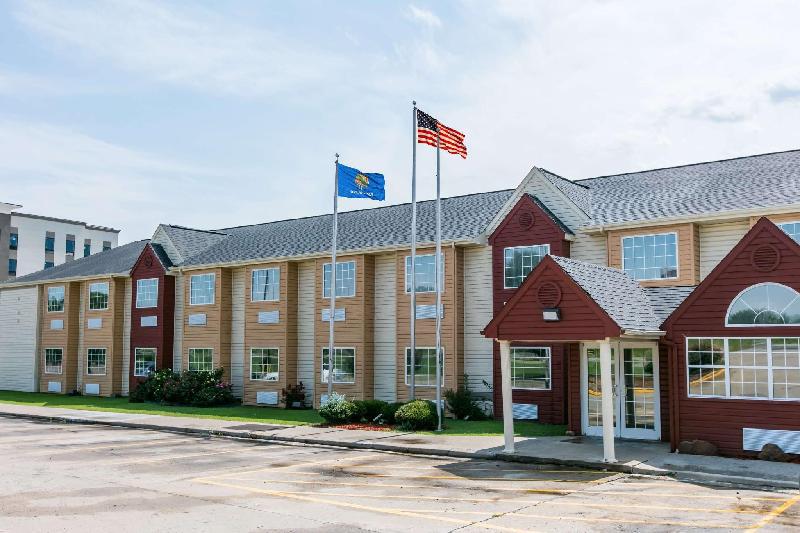 Days Inn & Suites by Wyndham Pryor - main image