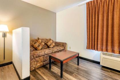 Econo Lodge Pueblo - image 11