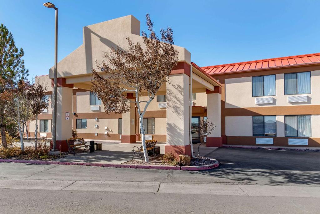 Econo Lodge Pueblo - image 4