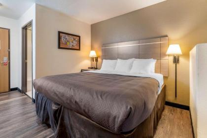 Econo Lodge Pueblo - image 9