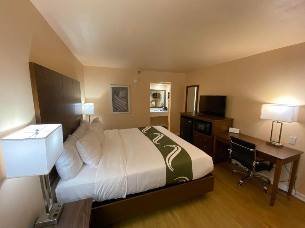 Quality Inn - image 7